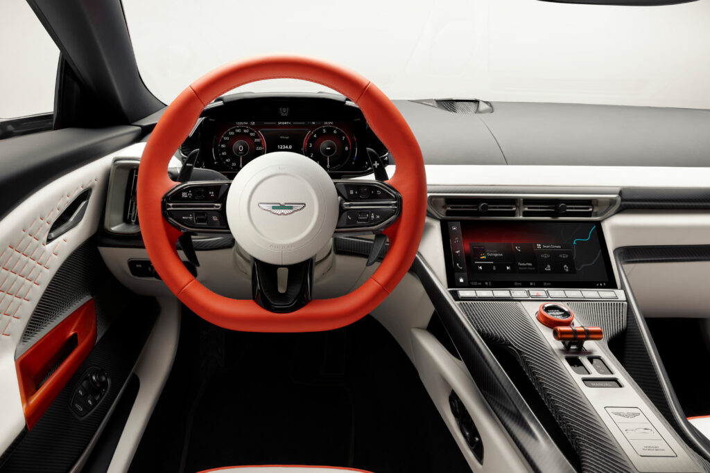 wnetrze aston martin valen - pomaranczowy wieniec kierownicy, piękne detale, wysokiej jakości materiały