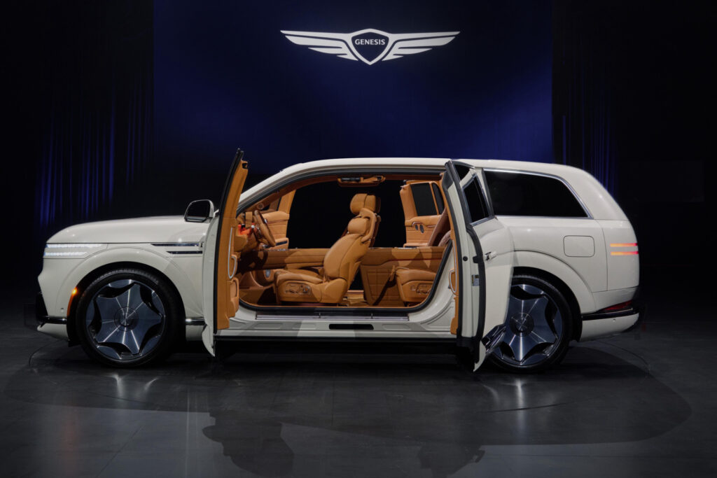 Genesis GV90 2027, flagowy elektryczny SUV z sylwetką inspirowaną ceramiką moon jar i drzwiami coach