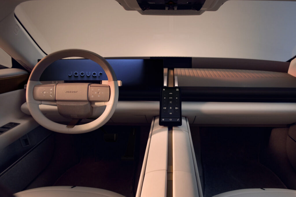 Jaguar Type 01 pokazuje wnętrze: dramatyczny kręgosłup dzieli kabinę na cztery strefy. Kamień, mosiądz i zero umiaru Wnętrze Jaguara Type 01 z centralnym kręgosłupem dzielącym kabinę na cztery strefy