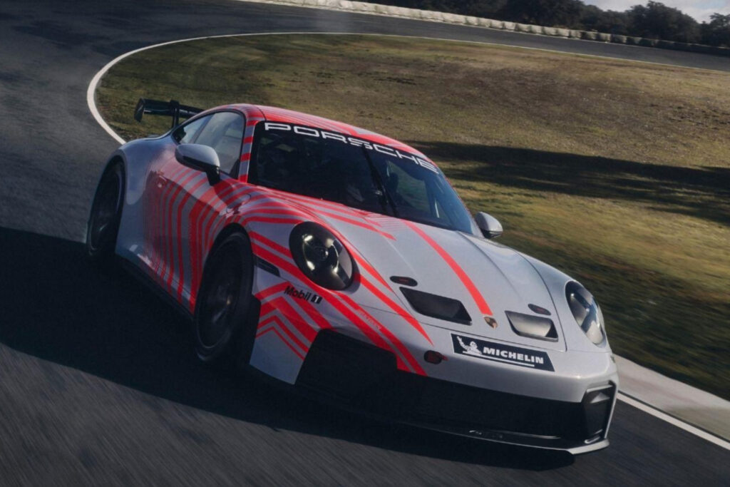 Porsche 911 Challenge: 515 KM i najkrótsza droga na tor w gamie marki Porsche 911 Challenge 2026 - wyścigowy samochód torowy na slickac
