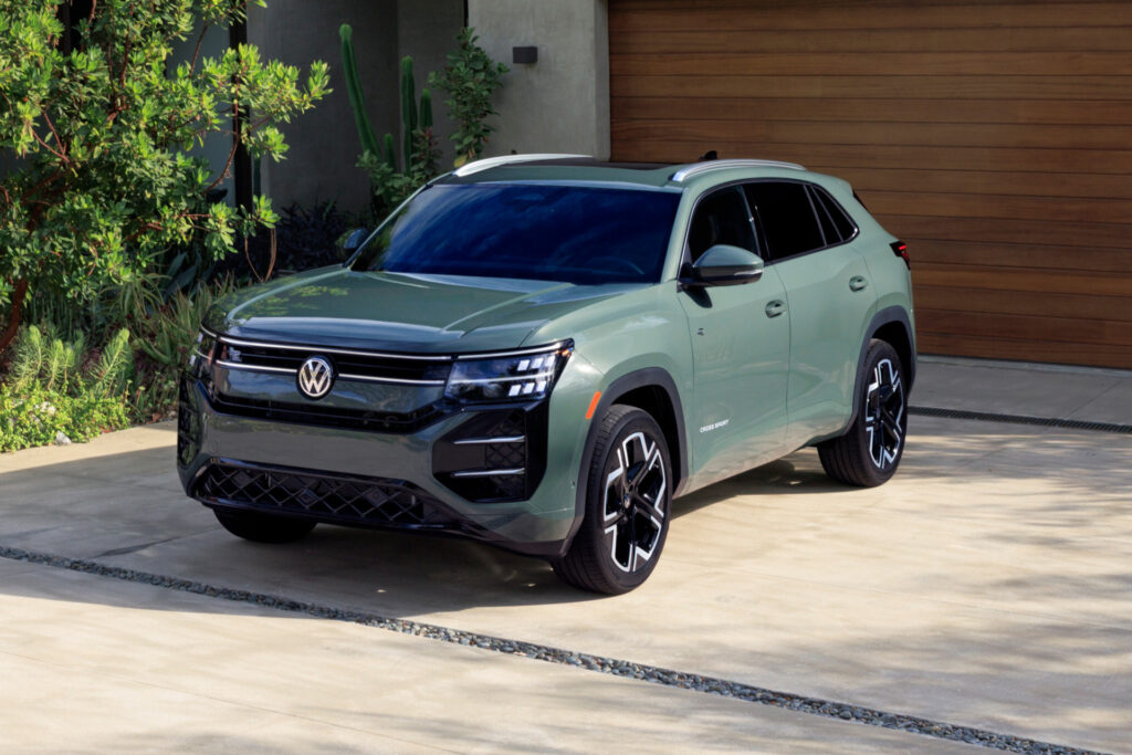 Nowy Volkswagen Atlas Cross Sport ma 282 KM i sylwetkę jak Q8 dla ludu. Szkoda, że nie kupisz go w Polsce Nowy Volkswagen Atlas Cross Sport 2027, pięcioosobowy SUV coupé z opadającą linią dachu, rynek USA