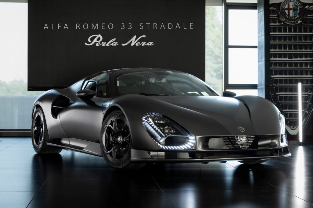 Alfa Romeo 33 Stradale Perla Nera. Jedyny z 33 egzemplarzy w całości z odsłoniętego karbonu Alfa Romeo 33 Stradale Perla Nera - nadwozie z odsłoniętego karbonu w macie, Muzeum Alfa Romeo w Arese