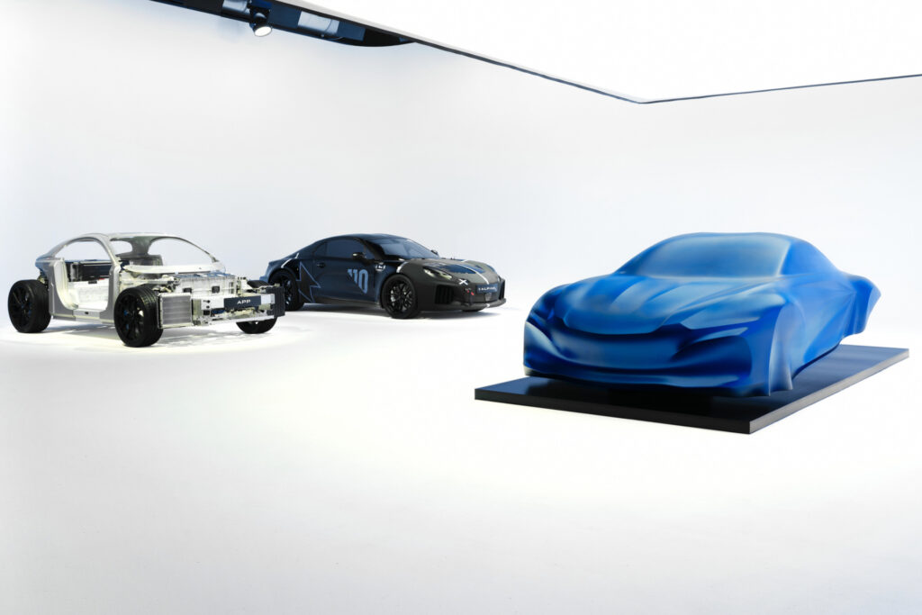 Rzeźba zapowiadająca nową Alpine A110 pod niebieskim welonem