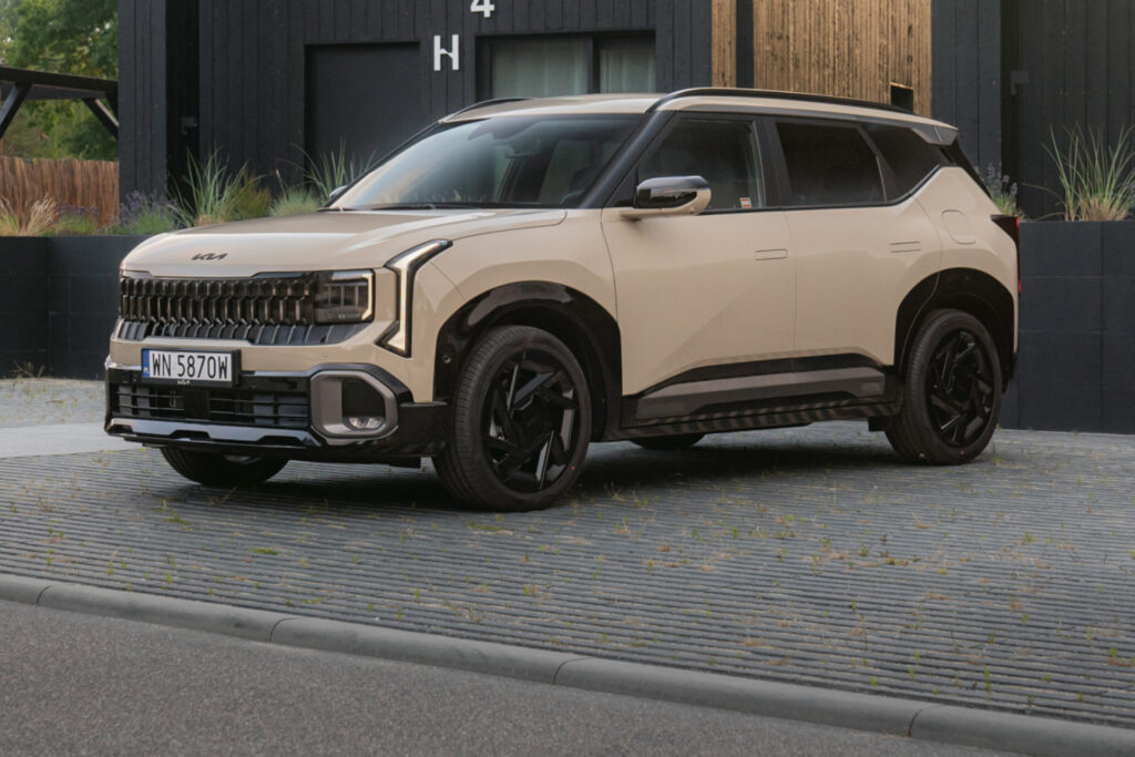Kia Seltos Hybrid już w Polsce. Ceny od 145 500 zł. Kia Seltos Hybrid X-Line 2026 w ruchu, widok przodu i boku