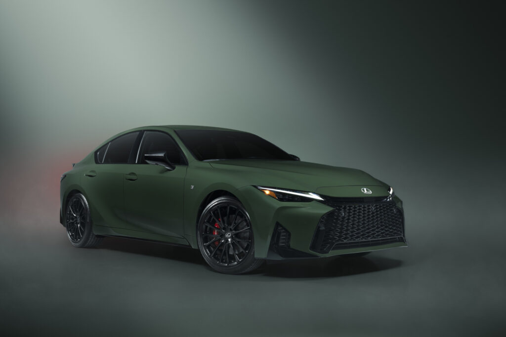 Lexus IS 2027 Special. Zielony, wolnossący i w 350 egzemplarzach Lexus IS 2027 Special Appearance Package w kolorze Envious na felgach BBS