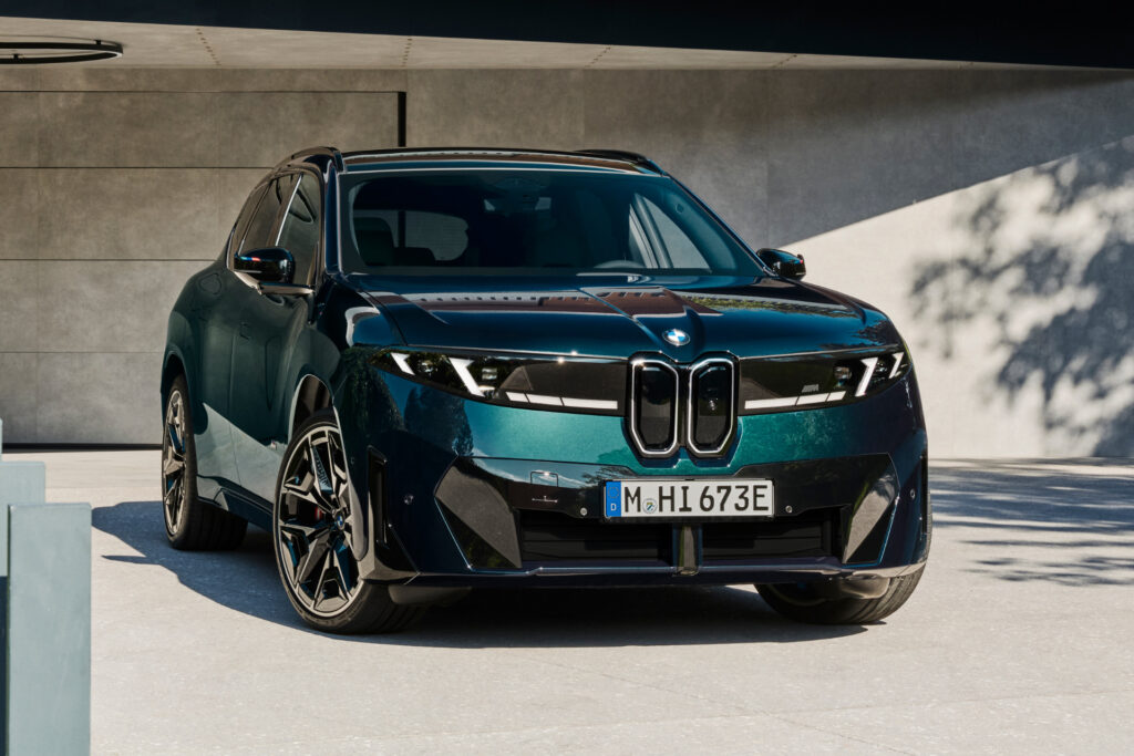 BMW iX3 M60 xDrive (2027): 612 KM, żółte światła i zawieszenie, na które czekali wszyscy BMW iX3 M60 w kolorze Malachite Green - przód z żółtymi światłami M Yellow Lights