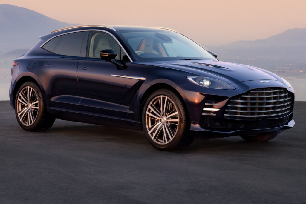 Aston Martin DBX GT z przodu z podwójnym grillem i lakierowanym zderzakiem