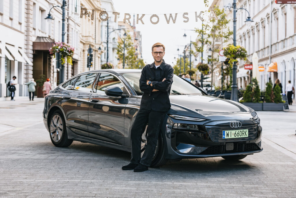1338 km na jednym ładowaniu. Miko Marczyk bije rekord Guinnessa w Audi A6 Sportback e-tron Miko Marczyk przy Audi A6 Sportback e-tron performance po rekordzie 1338 km na jednym ładowaniu