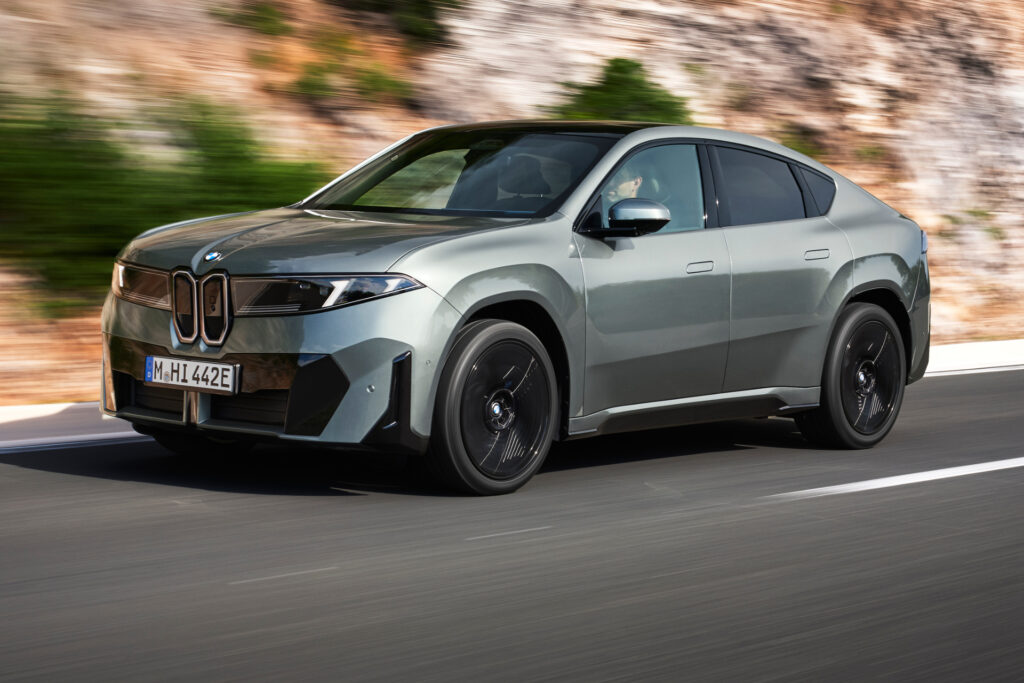 BMW iX4 sylwetka - poziome lampy i spojler
