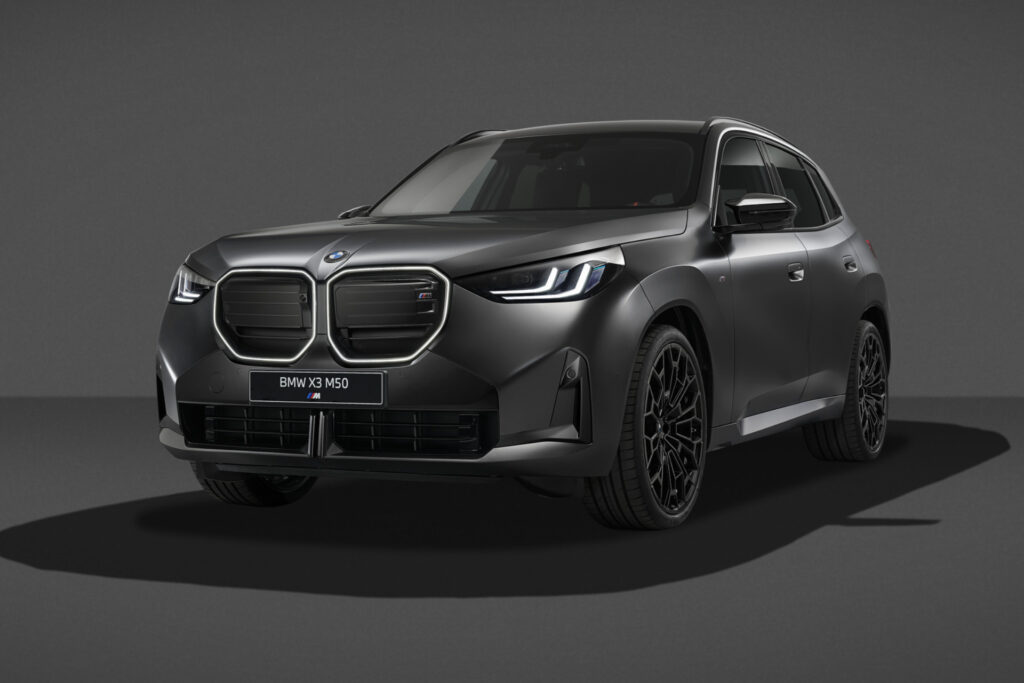 BMW X3 M50 xDrive dostaje 45 KM więcej i czarny pakiet na 22-calowych felgach MW X3 M50 xDrive z Black Package na 22-calowych felgach Polygon 1134 M Black