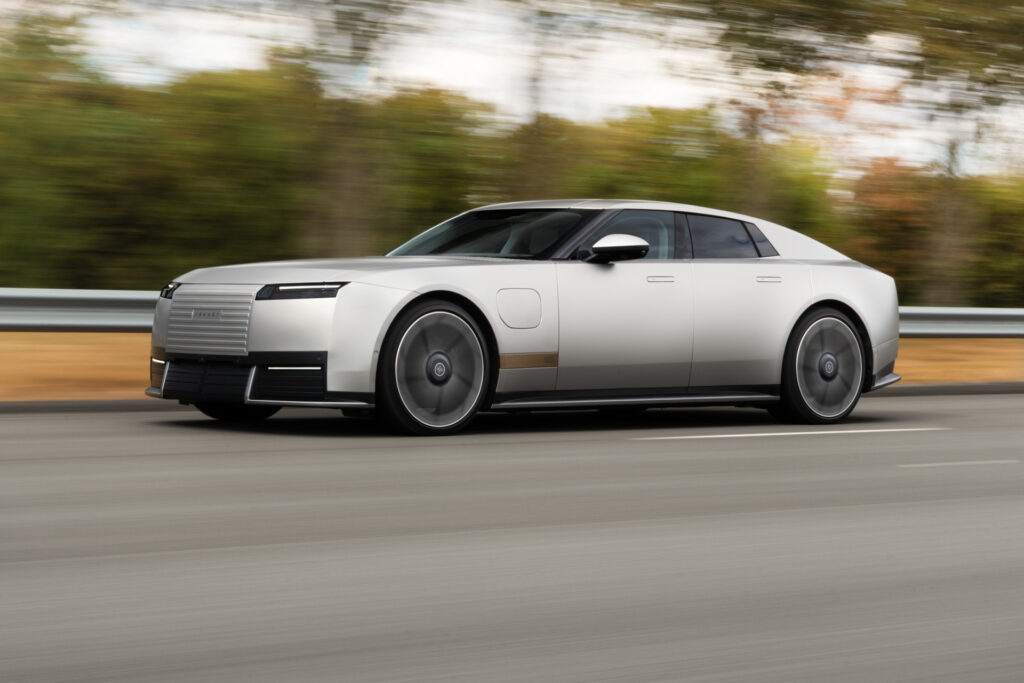 Jaguar Type 01 w kolorze srebrnym - przód elektrycznego GT z długą maską i niską linią dachu