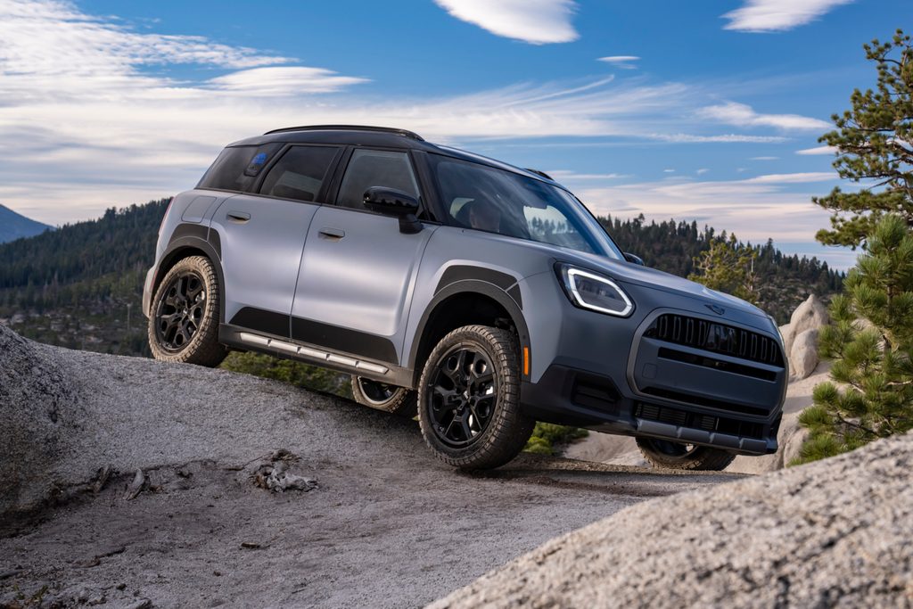 MINI Countryman Untamed Edition w matowym lakierze Frozen Nomad Blue na 19-calowych felgach z oponami terenowymi